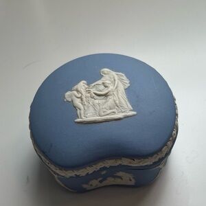 vintage Wedgwood Jasperware trinket box blue